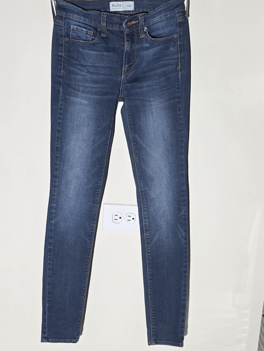 Mudd Women's Skinny Jeans in Dark Blue Wash (Size 1)